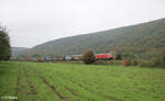 185 009-8 zieht bei Wernfeld ein langen gedeckten Güterzug in Richtung Norden.