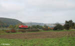 185 047-8 zieht bei Wernfeld mit einem Containerzug in Richtung Süden.