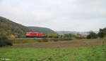 185 047-8 zieht bei Wernfeld mit einem Containerzug in Richtung Süden.