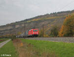 185 316-7 zieht mit einem WEchselpritschenzug LKW-Walter bei Thüngersheim in Richtung Süden.