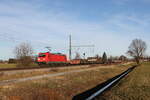 185 348 mit einem Stahlzug aus Freilassing kommend am 9. Dezember 2025 bei bersee am Chiemsee.