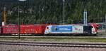 Beim Ausfahren aus dem Bahnhof Brenner konnte ich in der Abstellung die Lok 185 665 aus dem Zug im Bild festhalten. 10.05.2025 (Handyfoto).