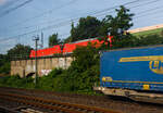 Ein etwas anderer „Erzbomber“, in Doppeltraktion die 185 300-1 (91 80 6185 300-1 D-DB) und die 185 347-2 (91 80 6185 347-2 D-DB) beide der DB Cargo AG. fahren am 18 Juni 2025 mit einem INNOFREIGHT RockTainer ORE-Zug (2 x 4-achsiger Flachwagen in Sonderbauart Gattung Sggmmrrs 60ft) in Richtung Süden. Hier bei Köln-Gremberg, aus einem Zug fotografiert.

Beide TRAXX F140 AC2 bei Bombardier in Kassel 2007 bzw. 2008 gebaut, die 185 300-1 unter der Fabriknummer 34168 und die 185 347-2 unter der Fabriknummer 34243.