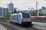 Im allein gang durchfährt Lok 187 308-2 von Raipool den Bahnhof von München Ost.