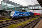 Die 187 321-5 (91 80 6187 321-5 D-WLC) der WLC - Wiener Lokalbahnen Cargo GmbH (Wien) fährt am 24.11.2022 mit einem Containerzug durch den Hauptbahnhof Regensburg.

Die Lok Bombardier TRAXX F140 AC3 LM (zugelassen für 140 km/h daher Variante F140 und nicht F 160). Sie wurde 2017 von Bombardier in Kassel unter der Fabriknummer 35229 gebaut und an die WLC - Wiener Lokalbahnen Cargo GmbH (Wien). Nach meiner Sichtung hat die Lok die Zulassung für Deutschland (D) und Österreich (A). Für Ungarn und Rumänien sind die Zulassungen noch nicht erteilt (H und RO sind durchgestrichen).

Wie die Vorgängerinnen AC1 und AC2 ist die AC3 für den Betrieb unter 15 Kilovolt bei 16,7 Hertz, sowie unter 25 Kilovolt bei 50 Hertz Wechselstrom ausgelegt, und verfügt unverändert über eine Dauerleistung von 5.600 kW ( Power Boost  von 6.000 kW) und eine Anfahrzugkraft von 300 kN. Von den Traxx 2E übernommen wurde der Maschinenraum mit Seitengang um das sogenannte Powerpack, bestehend aus Stromrichter und Hochspannungsgerüst, womit erstmals alle Varianten dasselbe Layout verwenden.

Neu ist die Kopfform der Traxx-3-Lokomotiven, im Wesentlichen ein auf dem Lokkasten aufgesetztes GFK-Modul. Zudem wurden die Lokomotiven erstmals ab Werk konstruktiv für den Einbau der Zugbeeinflussung ETCS vorbereitet. Neuerungen betreffen die verfügbaren Drehgestelle: zu den bisherigen Varianten „F140“ mit Tatzlagerantrieb und Zulassung für maximal 140 km/h, und „P160“ mit Hohlwellenantrieb und Zulassung für maximal 160 km/h, werden die Traxx-3-Lokomotiven offiziell auch als Variante „F160“ mit Tatzlagerantrieb und Zulassung für maximal 160 km/h angeboten. Es gibt sie also als TRAXX F140 AC3 und als TRAXX F160 AC3.

Gänzlich neu sind die optional verfügbaren Last-Mile-Module, die es als Last-Mile-Diesel (LMD) mit zusätzlicher Last-Mile-Battery (LMB) gibt. Das LMD besteht aus einem Dieselhilfsmotor und einem Kraftstofftank, um auch nicht-elektrifizierte Streckenabschnitte und Anschlussgleise befahren zu können. Der Dieselmotor von Deutz verfügt über einen Hubraum von 7.150 cm³, erbringt eine Leistung von 230 kW (180 kW am Rad), mit Batterieunterstützung 290 kW und erfüllt die Stage-IIIB-Abgasnorm. Im Dieselbetrieb werden alle vier Fahrmotoren betrieben, die Anfahrzugkraft beträgt dabei mit Batterieunterstützung unverändert 300 kN, ohne Batterie 260 kN. Ohne Anhängelast ist damit eine Höchstgeschwindigkeit von 60 km/h möglich, bei 2000 Tonnen Last noch 40 km/h. Der Tankinhalt von 400 Litern reicht für bis zu acht Stunden Dieselbetrieb, kurze Strecken können auch ausschließlich mit der eingebauten Batterie zurückgelegt werden. Der Übergang vom elektrischen zum Dieselbetrieb kann während der Fahrt erfolgen. Für den Rangierbetrieb ist zudem eine Funkfernsteuerung erhältlich.

Erstmals wurde der Lokkasten nicht mit glatten Seitenwänden gefertigt, sondern konstruktiv deutlich günstiger, sind die Seitenwände der AC3 vertikal gesickt und die Seitenflächen erhielten sogenannte Flex-Panels, eine Vorrichtung zum Einspannen von Planen. Diese würden die Sicken verdecken, und wären kostengünstiger als Umlackierungen oder Umbeklebungen. Die Nutzung der Flex-Panels wurde jedoch in der Schweiz umgehend untersagt.

TECHNISHE DATEN:
Hersteller: 	Bombardier Transportation
Spurweite: 	1.435 mm (Normalspur)
Achsanordnung: Bo’ Bo’
Länge über Puffer: 18.900 mm
Drehzapfenabstand: 10.440 mm
Achsabstand im Drehgestell: 2.600 mm
Treibraddurchmesser: 	1.250 mm (neu) / 1.170 mm (abgenutzt)
Höhe:  4.283 mm
Breite:  2.977 mm
Lichtraumprofil: UIC 505-1
Dienstgewicht: 87 t
Fahrmotoren: 4 Asynchronmotoren
Bremse: Elektrische Bremse (SW-GPR-E mZ)

Daten im Oberleitungsbetrieb:
Höchstgeschwindigkeit: 160 km/h
Dauerleistung: 5.600 kW 
Kurzzeitleistung  Power Boost : 6.000 kW
Anfahrzugkraft: 300 kN
Dauerzugkraft: 252 kN bei 80 km/h
Stromsystem: 15 kV 16,7 Hz~ und 25 kV 50 Hz~

Daten im Dieselbetrieb (Last-Mile):
Nenndrehzahl: 1.800 U/min
Höchstgeschwindigkeit: 60 km/h
Dauerleistung: 320 kW (Quelle WLC)
Tankinhalt:  400 l
