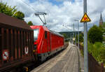 Die 187 123 (91 80 6187 123-5 D-DB) der DB Cargo AG fährt am 16 Juli 2025 mit einem Coilzug (Zug 9921) durch Kirchen (Sieg) in Richtung Siegen. Via Siegen ging der Zug zum Gbf Kreuztal, von dort dann (laut Laufzettel) zum Eichener Walzwerk. Der Zug kam von Dortmund-Stockheide, so wäre er eigentlich über die Ruhr-Sieg-Strecke gelaufen, aber diese ist zwischen Lennestadt-Altenhundem und Welschen Ennest wegen Brückenarbeiten bis 28.07.2025 gesperrt.

Nochmals einen lieben Gruß an den netten Lokführer zurück.

Die Bombardier TRAXX F140 AC3 wurde 2017 von der Bombardier Transportation GmbH in Kassel unter der Fabriknummer 35273 gebaut. Einschläge Seiten im Netz schreiben die Lok sei seit 2021 an die DB Cargo Tochter RBH Logistics GmbH (Gladbeck) verkauft, ich konnten aber deutlich den DB-Keks und die UIC-Kennung (D-DB) sehen. Die TRAXX F140 AC3 Varianten der DB Cargo (BR 187.1) haben keine Last-Mile-Einrichtung. Die Höchstgeschwindigkeit beträgt 140km/h. Die Lok hat nur die Zulassung für Deutschland. Die Lokomotiven können in gemischter Mehrfachtraktion mit BR185 und BR186 eingesetzt werden.

Heute war meine Ausbeute an der Siegstrecke sehr erfolgreich, in nicht einmal 1,5 Stunden konnte ich 11 Güterzüge ablichten, zudem grüßten mich alle Lokführer recht freundlich. Das ist an der Siegstrecke sehr viel, es gab wohl Probleme auf den Rheinstecken, sowie die Streckensperrung der Ruhr-Sieg-Strecke.