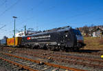 br-189-2/730483/die-an-die-sbb-cargo-international Die an die SBB Cargo International AG vermietete MRCE ES 64 F4 - 084 bzw. 189-984 / LZB 189 984-8 (91 80 6189 984-8 D-DISPO, Class 189 VE) fährt am 24.03.2021, mit einem KLV-Zug auf der Siegstrecke (KBS 460) durch Niederschelden in Richtung Siegen.

Die Siemens EuroSprinter wurde 2009 von Siemens in München unter der Fabriknummer 21637 gebaut.

Die BR 189 (Siemens ES64F4) hat eine Vier-Stromsystem-Ausstattung. Sie ist in allen vier in Europa üblichen Bahnstromsystemen einsetzbar. Diese hier hat die Variante E und besitzt die Zugbeeinflussungssysteme LZB/PZB, ETCS, SCMT, ZUB, INTEGRA und ATB für den Einsatz in Deutschland, Österreich, Schweiz, Italien, Niederlande, Slowenien und Rumänien.
Die Stromabnehmerbestückung ist folgende:
Pos. 1: CH, FR (AC), LU (AC), BE (AC)
Pos. 2: IT, SI, HR (DC)
Pos. 3: NL (DC), CZ (DC), FR (DC), SK, LU (DC)
Pos. 4: DE, AT, NL (AC), DK, CZ (AC), HR (AC), HU, RO
