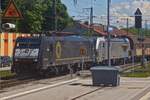 Beacon Lok 189 927-7 zog mit Lok 193 138-5 einen Güterzug auf dem Nebengleis in den Bahnhof Rosenheim, Aufnahme aus dem kleinen Heckfenster unseres Zuges. 10.05.2025 (Handyfoto).
