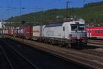 Mit ein KLV am Haken wirbt 193 968 klar für Siemens in Würzburg Hbf am 21 September 2024.