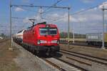 Gaskesselwagenzug mit 193 356 durchfahrt am 14 April 2022 Lage zwaluwe; das Bild wurde mit etwas Zoom vom Bahnsteig gemacht.