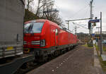 Die 193 352-2 (91 80 6193 352-2 D-DB) der DB Cargo AG fährt am 28.01.2023 mit einem KLV-Zug durch Scheuerfeld (Sieg) in Richtung Köln.