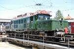 E 94 088 auf der Drehscheibe im Bahnpark Augsburg am 26.06.2022.