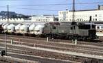 194 108-7 mit Silowagen Typ D-RAR in Ulm am 09.07.1982.