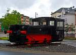 Die Akkumulator Kleinlokomotive Ks 4071, ex DB Ka 4071, ex DB 381 201-3 als Denkmallok am 14.07.2012 beim Hbf Limburg (Lahn), hier im Auslieferungszustand 1932 als DRG Ks 4071. 
Die ersten 4 Prototypen von Akku-Kleinloks wurden 1930 von AEG gebaut, 1932 lieferte AEG (Fabriknummer 4800) erneut diese Lok im Rahmen der Kleinlokvorserie an die DRG aus, die sich nun an den aktuellen Grundrissen der K II-Entwicklung orientierte. Die Maschine besa bereits das tiefliegende Fhrerhaus an einem Fahrzeugende, whrend die Akkus in zwei groen Lngsksten des Vorbaus untergebracht waren. Die Ks 4071 blieb allerdings ein Einzelstck. Die BMAG baute 1935 eine kleine Serie von 6 Loks, in den Jahren 1936 bis 1938 wurden dann bei Windhoff in Rheine 35 Akku Kleinlokomotiven gebaut, diese sahen dann uerlich sehr hnlich den dieselgetriebenen Schwestermaschinen der Baureihe K/Kf II.  
Diese Lok trug die Bezeichnungen DRG Ks 4071 bis 1949, bis 1960 dann DB Ks 4071, dann bis 1968 DB Ka 4071 und bis zur Ausmusterung am 01.03.1970 wurde sie dann noch als 381 201-3 bezeichnet.
Warum steht die Lok hier als Denkmal, weil das AW Limburg einmal fr die Instandhaltung aller Akkumulator Kleinlokomotive zustndig war.