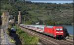 101 107 schiebt ihren IC in Richtung Norden am 01.09.11 durch Oberwesel.