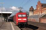 101 074-3 schiebte ihren IC 148 von Berlin Hbf (tief) nach Deventer in den Bahnhof Rathenow rein.