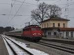 Die 113 268 mit dem IC Groglockner am 13.03.2010 bei der Durchfahrt in Aling.