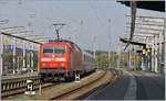 Die DB 120 137-5 verlässt mir einem Leermaterialzug Rostock Richtung Warnemünde.