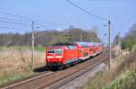 Mit dem RE 4308 von Rostock Hbf nach Hamburg saust die 120 203 durch Sildemow ihrem nchsten Halt Schwaan entgegen.Geknipst am noch wenig Frhling versprhenden 21.04.2012.