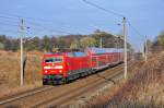 Mit knapp 10 Minuten Versptung jagt die 120 207 der verlorenen Zeit hinterher.Mit dem RE 4308 (Rostock-Schwerin-Hamburg) saust sie am 13.11.2012 durch Sildemow.