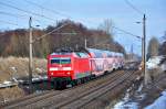 Auch wieder im Rennen ist die 120 201 nach ihrer HU.Mit dem RE 4306 nach Hamburg rauscht sie am 27.03.2013 durch Sildemow.