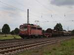 Die 140 024 am 11.08.2010 mit einem Gterzug unterwegs bei Drverden.