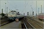 Die DB 141 232-9 erreciht mit einem Zug des Nahverkehrs Frankfurt Main Hbf.

Analogbild vom 30. Aug 1994