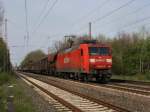 Die 145 014 am 28.04.2010 mit einem Gterzug unterwegs bei Drverden.