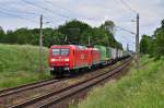 Mit der schadhaften 189 021 im Schlepp rollt die 145 012 mit dem KT 42149 nach Verona durch Sildemow.Geknipst am 06.06.2012.