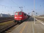 Am 11.03.2014 stand 151 041-1 mit ihrem Militärzug im Hauptbahnhof von Halle.