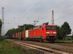 Die 152 162 am 10.08.2010 mit einem Containerzug unterwegs bei Drverden.