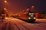 152 037 zeigt sich am 22.12.2010 in Rostock-Seehafen.