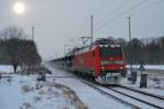 Mit ihrem Rhrenzug nach Mukran rollt 152 008 am 17.12.2010 durch Mnchhagen in Richtung Stralsund.