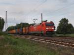 Die 152 109 am 11.08.2010 mit einem Containerzug unterwegs bei Drverden.