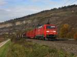 Die 152 088 am 30.10.2010 mit einem Gterzug unterwegs bei Thngersheim.