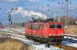 Die 155 126(LEW 16717/1980) rangiert am 01.02.2010 an den Schadwagenzug nach Eberswalde.Geknipst am Stw B11 in Rostock-Seehafen.