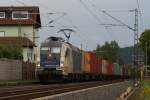 ES 64 U2-024 mit einem Containerzug in Ludwigsau-Friedlos am 06.08.2010