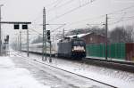 ES 64 U2 - 070 (182 570-2) MRCE Dispolok GmbH für DB Fernverkehr AG mit einem defekten ICE 2 402 038-4  Saarbrücken , bei der langsamen Durchfahrt in Rathenow.