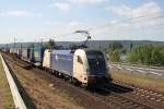 ES 64 U2 - 060 mit KLV in Linz-Wallen am 07.07.10