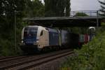 ES 64 U2-023 mit Containerzug in Hannover-Limmer am 30.07.2010