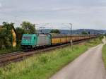 Die 185 614 mit einem Autozug am 21.06.2011 unterwegs bei Plling.