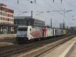 Die 185 666 mit vier weiteren Lomo Loks im Schlepp am 18.04.2010 bei der Durchfahrt am Heimeranplatz (Mnchen).