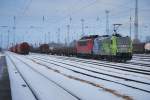 Mit der 155 180 im Schlepp steht die 185 152 am 07.01.2011 in Rostock-Seehafen.