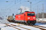 Mit dem KLV-Zug 50272 nach Hamburg-Billwerder verlsst die 185 286 am 05.02.2012 Rostock-Seehafen.