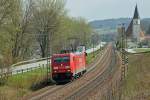 DB 185 261 fhrt als LZ von Passau kommend an Hausbach bei Vilshofen vorbei (12.4.2012).