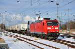 Mit dem KT 41911(Rostock Seehafen-Vels Vbf CCT) verlsst die 185 046 am 21.01.2013 den Bhf an der Ostsee.