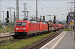 185 359 und 185 043 mit Kohlezug in Richtung Süden am 29.06.2024 in Koblenz Hbf