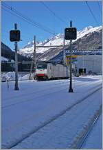 Bis die Wagen beladen sind, wartet die Railpool 186 497 in Airolo. 

25. Jan. 2025