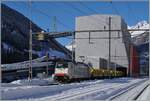 Die Railpool 186 497 ist mit ihrem aus Sggrrs S204 Wagen bestehendem Güterzug in Airolo eingetroffen un hat die Wagen bereits zur Abfüllanlage rangiert. Hier wird das Aushubmaterial der Gotthard-Tunnel-Autobahn (2. Röhre) verladen und dann nach Flüelen gebracht. 

21. Jan. 2025