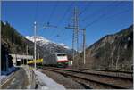 Die Railpool 186 110 ist mit einem leeren Güterzug bestehend aus Sggrrs S204 Wagen kurz vor Göschenen auf dem Weg nach Airolo. 

21. Jan 2025